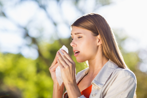 Pollenallergi - kvinde nyser