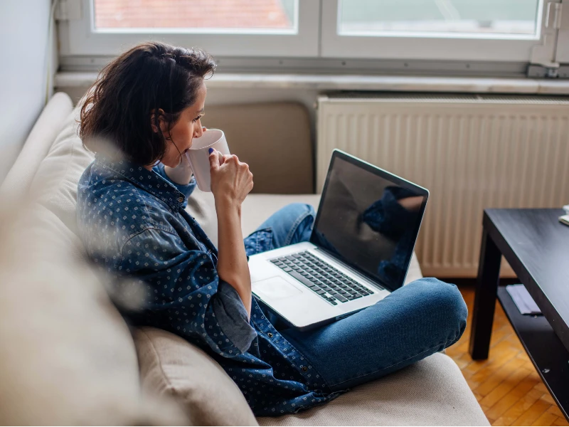 Kvinde på sofa med PC