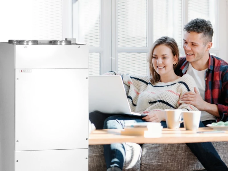 Ungt par i sofa med COMBI 185 BP i forgrunden