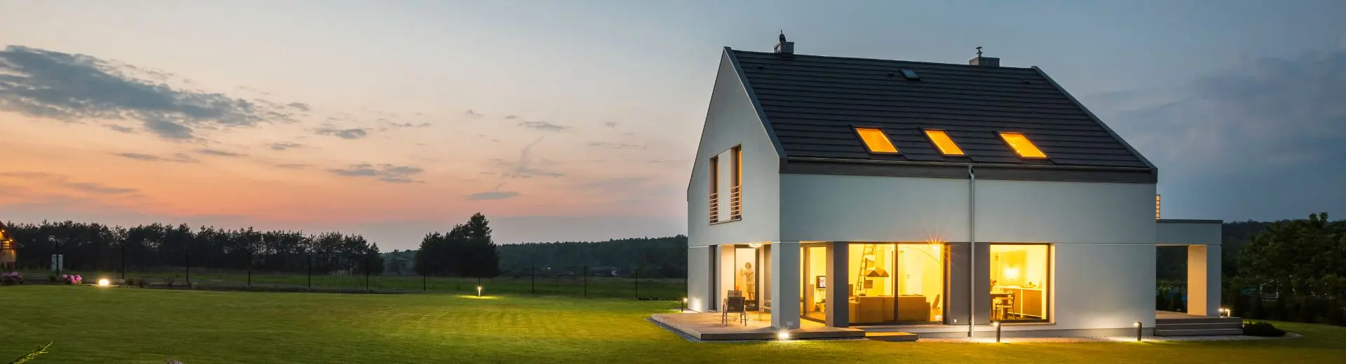 Moderne hus i skumring