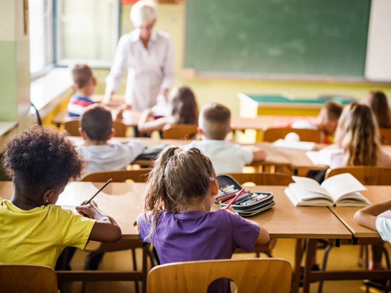 Skoleklasse arbejder koncentreret