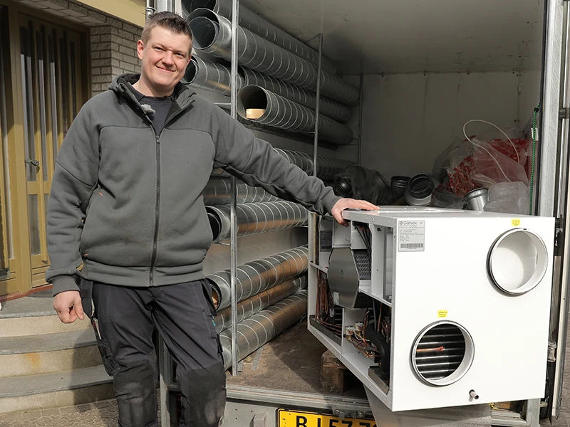 Installatør ved siden af ventilationsanlæg