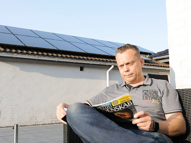 Paul læser foran solceller