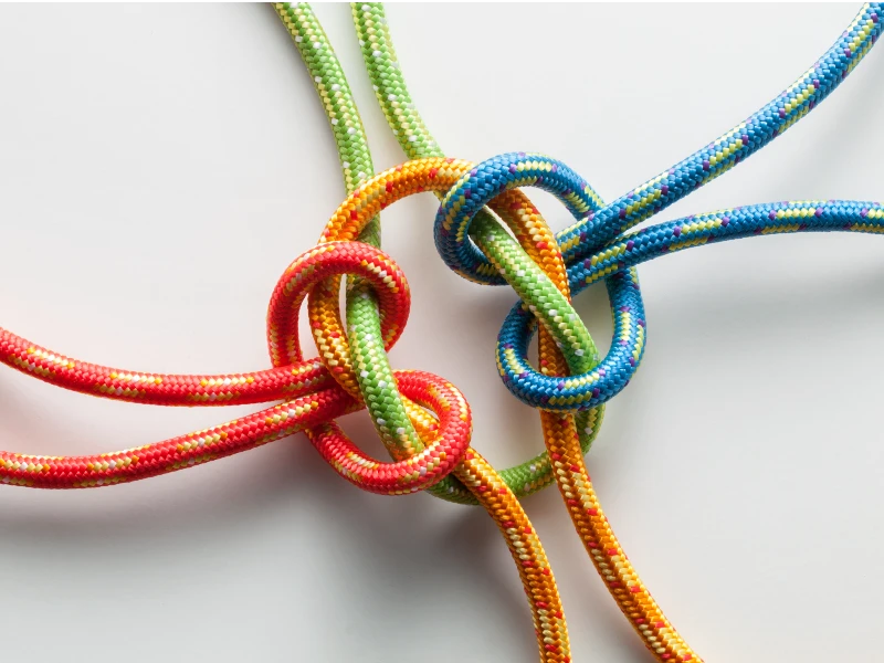Reb i forskellige farver samlet i en knude